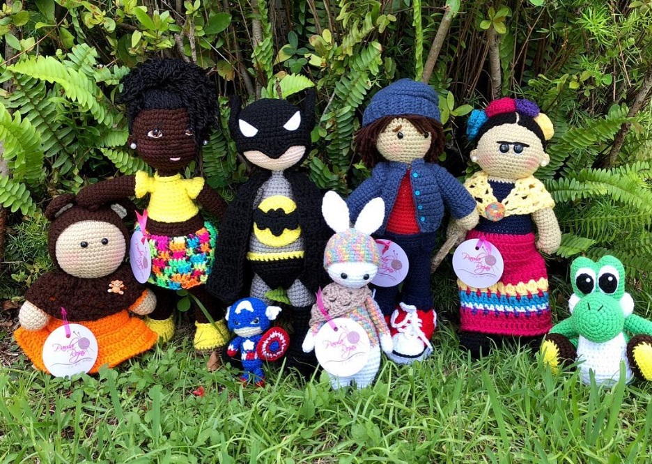 amigurumis in a grass background, going from custom pieces to iconic pop culture character